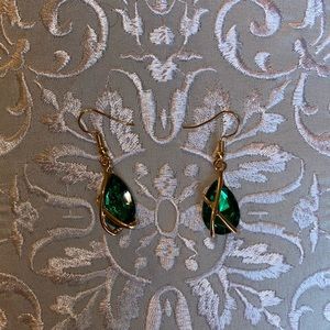 Emerald green earring